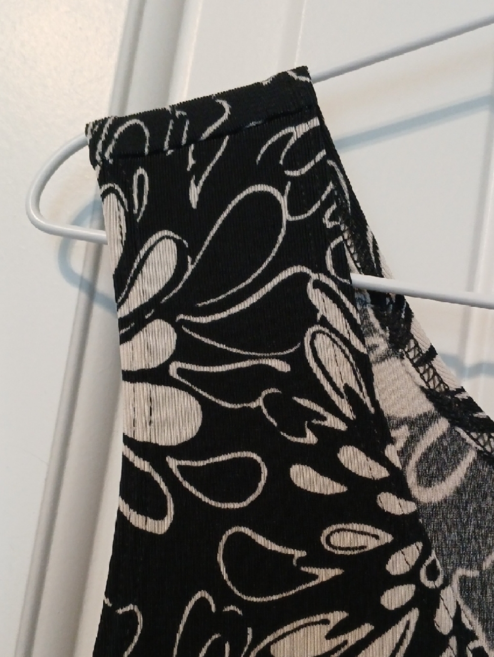 Chico's Black and White Floral Scoop Neck Tank - Picture 4 of 5
